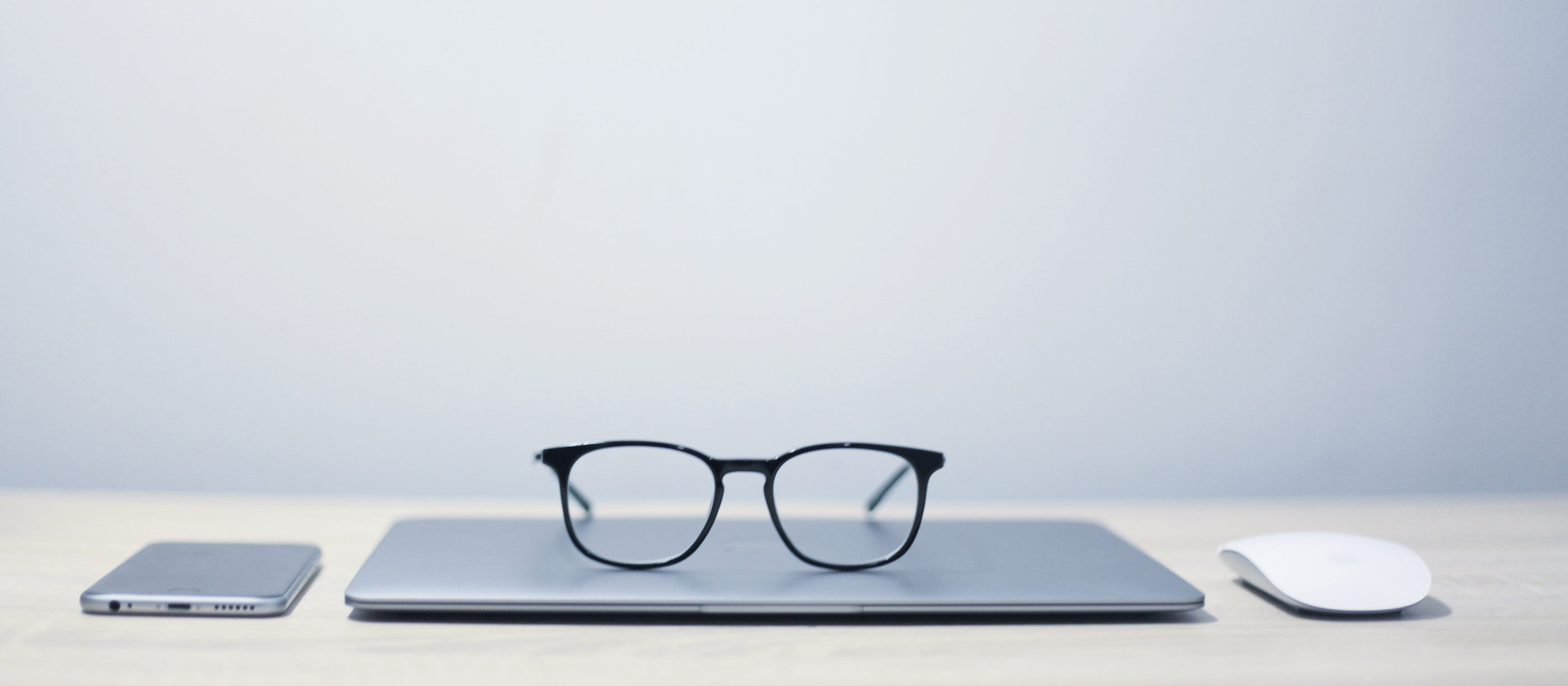 Eine Brille auf einem Notebook